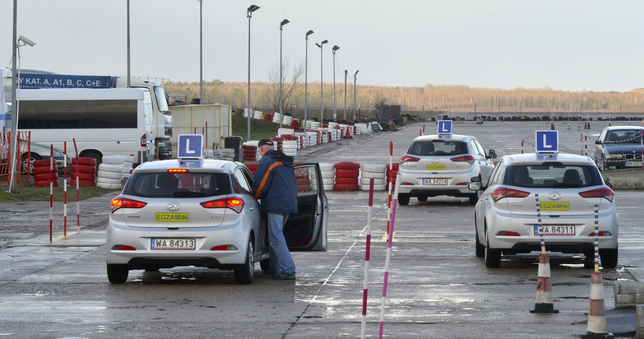 Obecnie egzamin odbywa się na placach i ulicach miast /Włodzimierz Wasyluk /East News