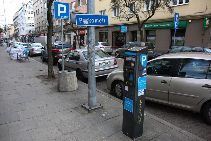 Obecnie godzina parkowania w polskich miastach kosztuje 3 zł za godzinę /Piotr Hukalo /East News