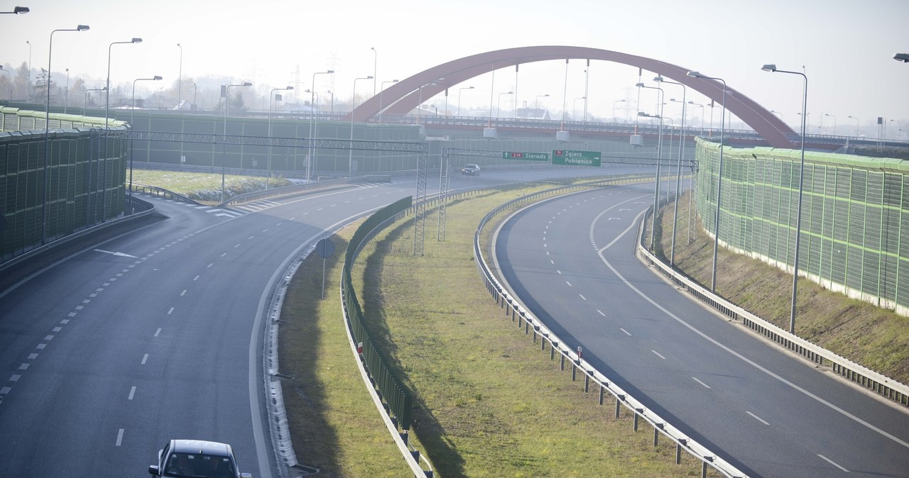 Obecnie istniejące fragmenty S14 mają niespełna 14 km. Cała droga ma mieć ponad 40 km /Piotr Kamionka /Reporter