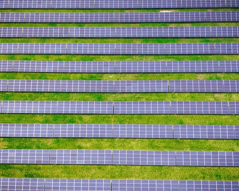 Obecnie krajem, który najwięcej inwestuje w rozwój swojej energetyki słonecznej są Chiny, które zainstalowały do 2023 r. panele o łącznej mocy ponad 430 gigawatów. Wiele krajów wyznaczyło jednak sobie ambitne cele w zakresie energii słonecznej na przyszłość i buduje elektrownie na dużą skalę /Unsplash.com /Unsplash