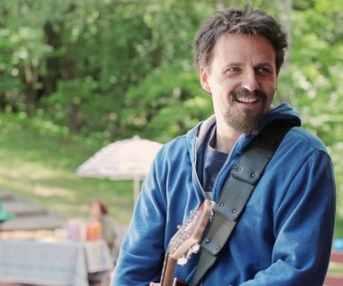 Obecnie lider zespołu, Marcyś (Paweł Domagała), pracuje w sklepie ojca i przeżywa kryzys w związku z Magdą (Agnieszka Więdłocha). 