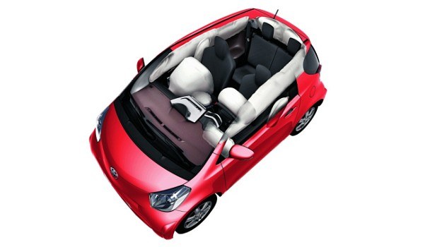 Obecnie nawet małe auto może być wyposażone w 9 poduszek powietrznych (na zdj.: Toyota iQ). /Toyota