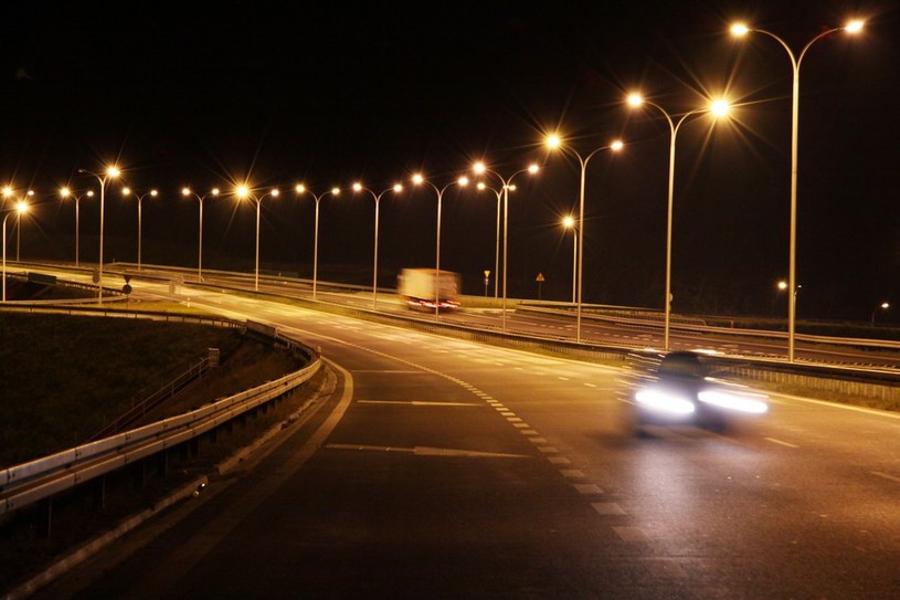 Obecnie oświetlenie dróg krajowych i ekspresowych finansowane jest ze środków gminnych /Łukasz Jóźwiak /Reporter