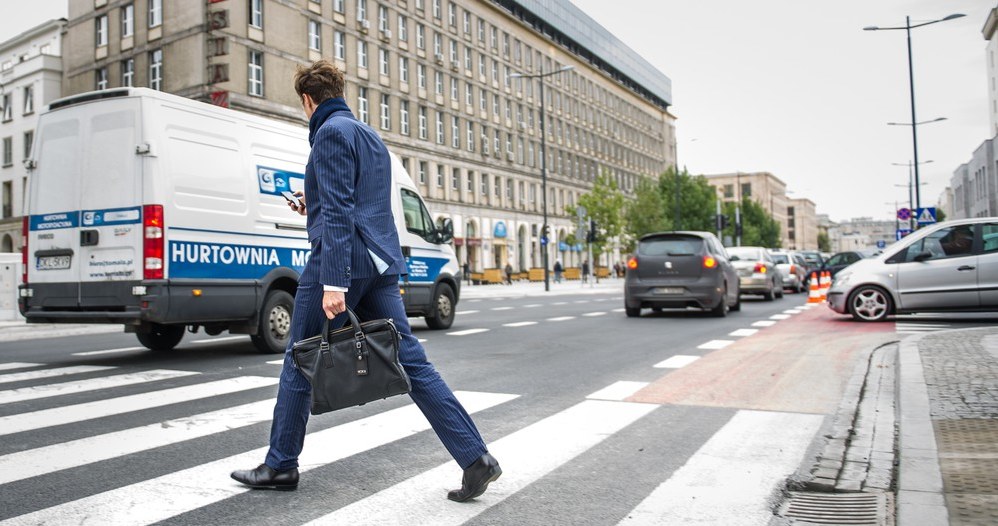 Obecnie pieszy musi ustąpić pierwszeństwa samochodom /Bartosz Krupa /East News