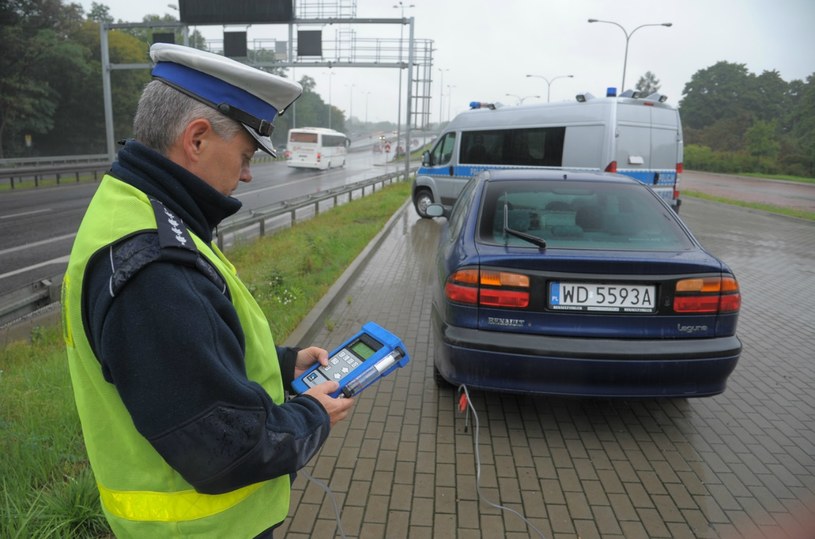 Obecnie policja ma możliwość sprawdzić czystość spalin samochodu nawet na drodze /INTERIA.PL