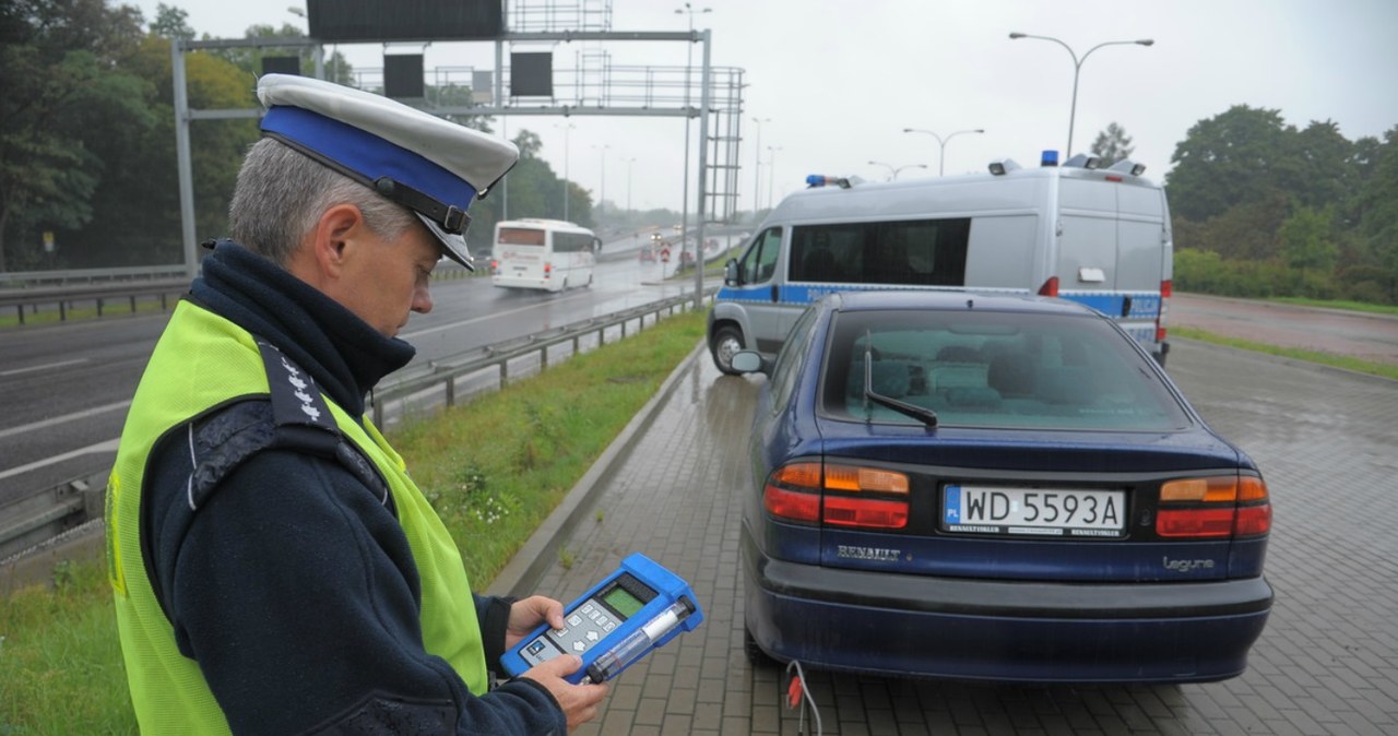 Obecnie policja ma możliwość sprawdzić czystość spalin samochodu nawet na drodze /INTERIA.PL