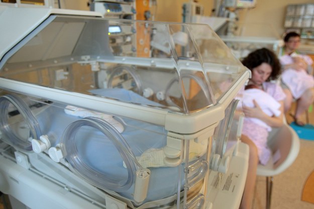 Obecnie poród jest wyceniany na 33 punkty, czyli szpital otrzymuje zań ok. 1,7 tys. zł, niezależnie od tego, czy podał pacjentce znieczulenie. /Leszek Szymański /PAP