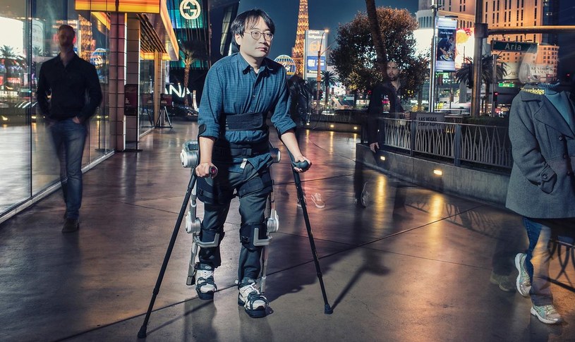 Obecnie są już dostępne technologie pozwalające stanąć na nogi niepełnosprawnym /materiały promocyjne