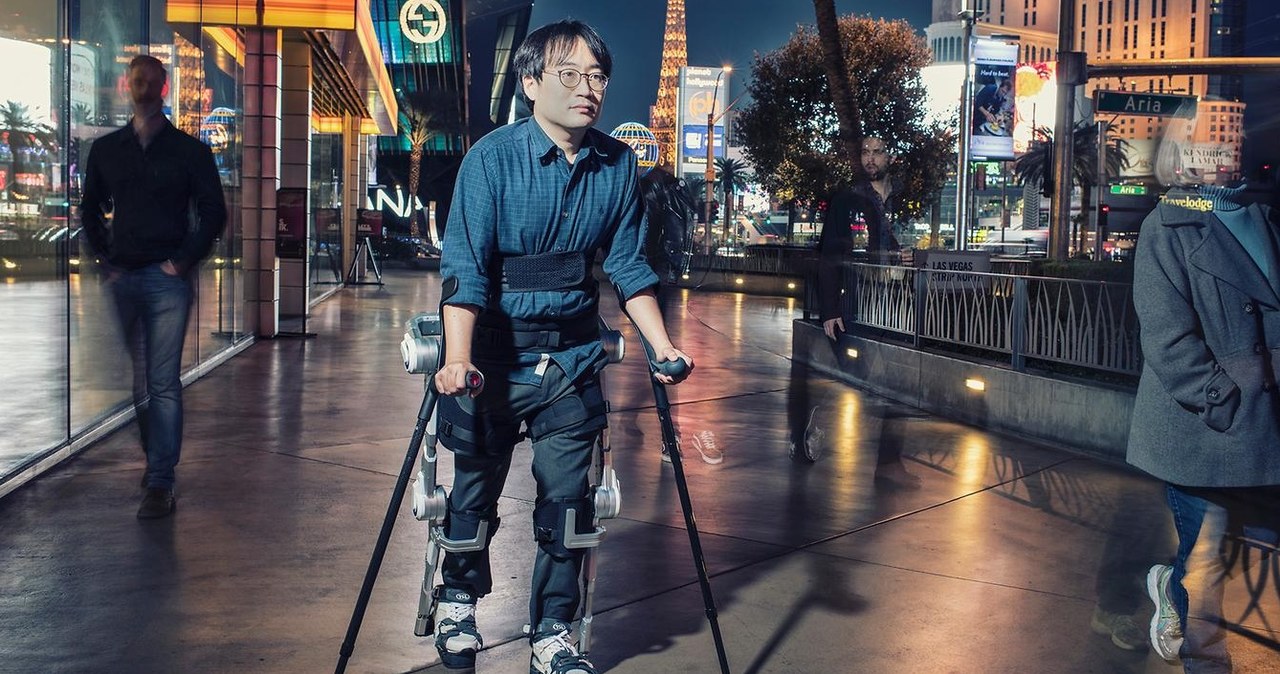 Obecnie są już dostępne technologie pozwalające stanąć na nogi niepełnosprawnym /.