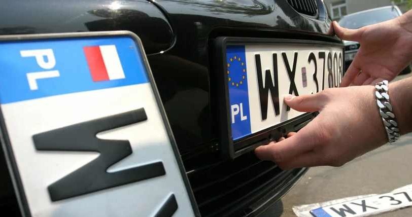 Obecnie samochody rajdowe mają zwykłe tablice rejestracyjne - to naciąganie prawa, ale do tej pory nikt nie kwapił się, aby ten problem rozwiązać /Stefan Maszewski /Reporter
