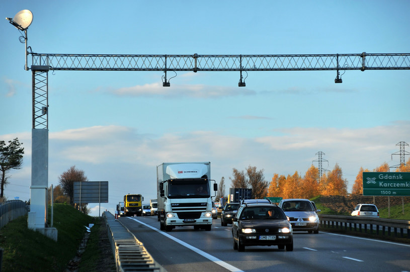 Obecnie w Polsce osobówki nie muszą płacić za przejazdy drogami krajowymi i ekspresowymi /Wojciech Strozyk/ /Reporter