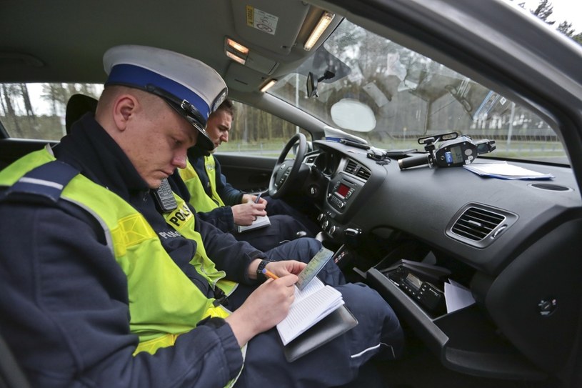 Obecnie w pracy policjantów nic się nie zmieni - jeśli kierowca przekroczy prędkość o 50 km/h w terenie zabudowanym, automatycznie traci prawo jazdy /Piotr Jędzura /Reporter