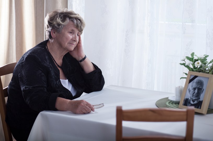 Obecnie wdowy i wdowcy mogą otrzymywać rentę rodzinną, która wynosi 85 proc. wyższego świadczenia /123RF/PICSEL