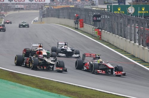 Obecnie wytwarzane bolidy F1 mają prześwit pod przednim skrzydłem w zakresie 2,0-2,5 cm. /Lotus F1 Team