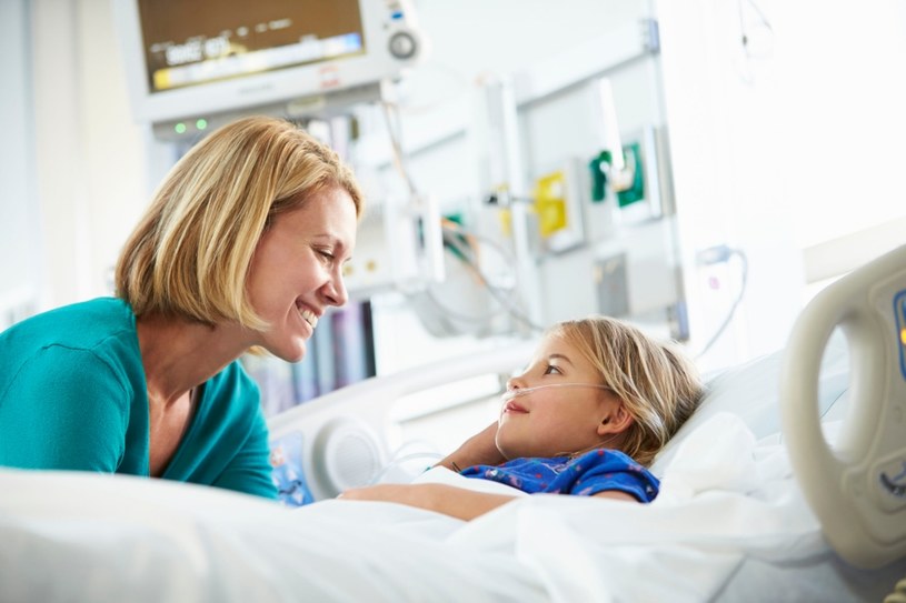 Obecność rodzica podczas hospitalizacji wpływa na samopoczucie dziecka /123RF/PICSEL