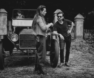 "Obecność tak niesamowitych twórców, od realizatorów po aktorów sprawiła, że atmosfera na planie była wyjątkowo kreatywna. W momencie codziennego przekraczania bram hotelu wszyscy natychmiast wchodzili w świat 'Magnezji', dając mu całe serce, co widać było w niemal każdej scenie" - dodaje.