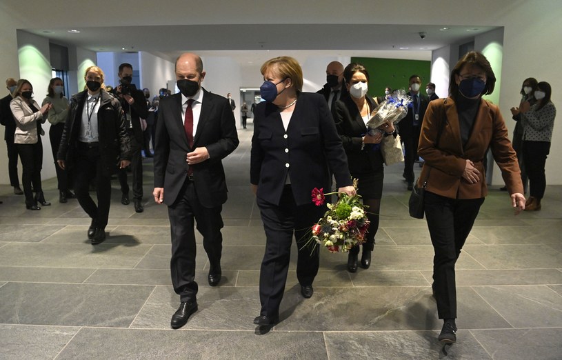 Obecny i były kanclerz Niemiec: Olaf Scholz i Angela Merkel /AFP