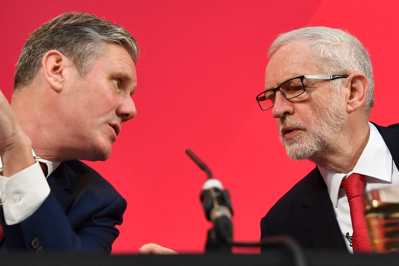 Obecny i były lider Partii Pracy: Keir Starmer (z lewej) i Jeremy Corbyn /AFP