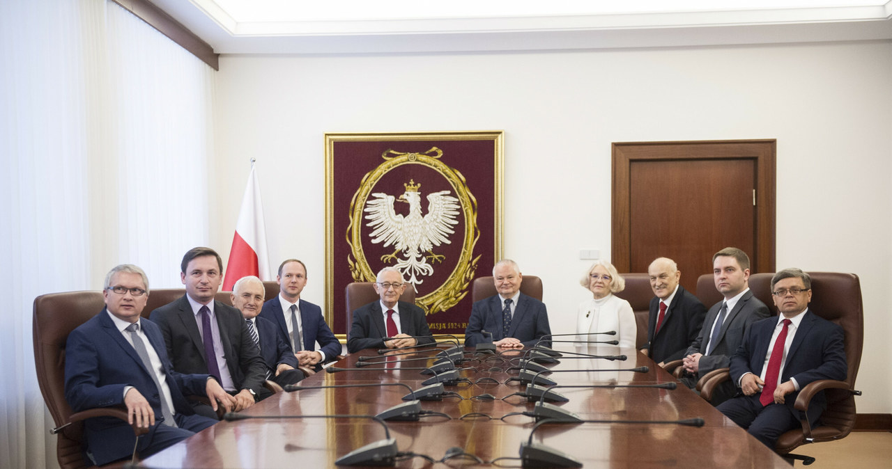 Obecny skład RPP. Od lewej: Eryk Łon, Lukasz Hardt, Jerzy Żyżynski, Marek Chrzanowski, Jerzy Osiatyński, Adam Glapiński, prezes Narodowego Banku Polskiego, Grażyna Ancyparowicz, Jerzy Kropiwnicki, Kamil Zubelewicz, Eugeniusz Gatnar /Jacek Domiński /Reporter