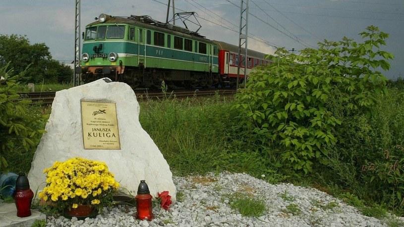 Obelisk upamiętniający śmierć Janusza Kuliga przy przejeździe w Rzezawie /Artur Barbarowski /East News