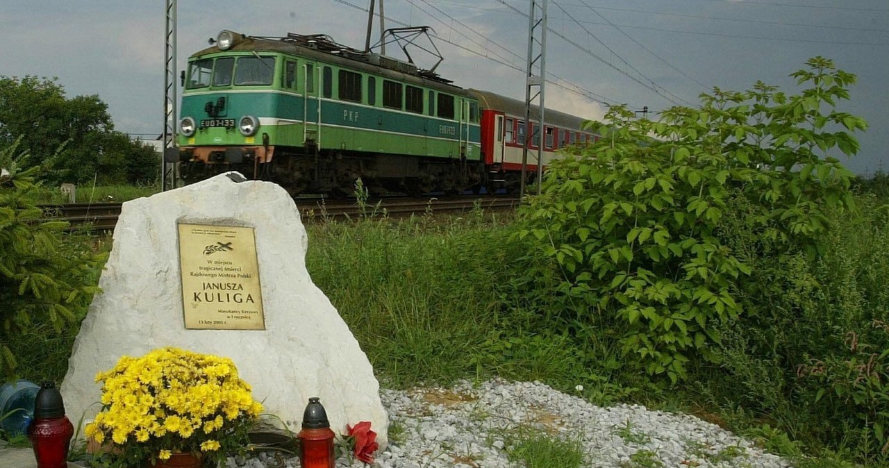 Obelisk upamiętniający śmierć Janusza Kuliga przy przejeździe w Rzezawie /Artur Barbarowski /East News