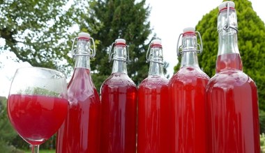 Оберіть замість апельсинового чи яблучного. Цей сік захищає серце, зміцнює імунітет та бореться з інфекціями