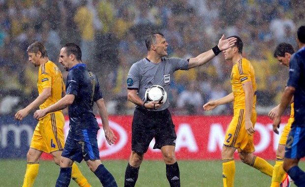 Oberwanie chmury na stadionem w Doniecku, sędzia przerwał mecz