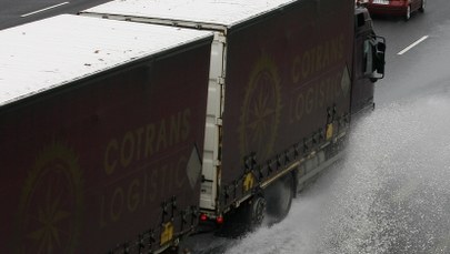 Oberwanie chmury nad Krakowem. Spore utrudnienia na A4 i opóźnione loty