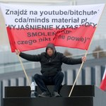 Obezwładniono mężczyznę, który wszedł na pomnik smoleński