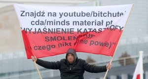 Obezwładniono mężczyznę, który wszedł na pomnik smoleński