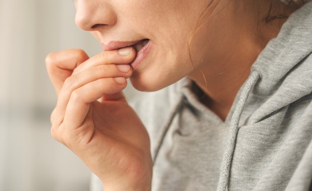 Obgryzasz paznokcie? Twój mógz robi to dla twojego "dobra"