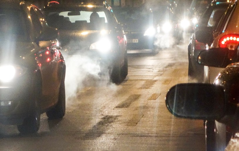 Obieg wewnętrzny włącza się, żeby ograniczyć dostęp kurzu, pyłów oraz nieprzyjemnych zapachów do wnętrza samochodu. /Piotr Kamionka/REPORTER /East News