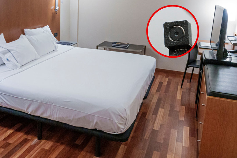 Obiektyw ukrytej kamery może być skierowany na łóżko /Getty Images