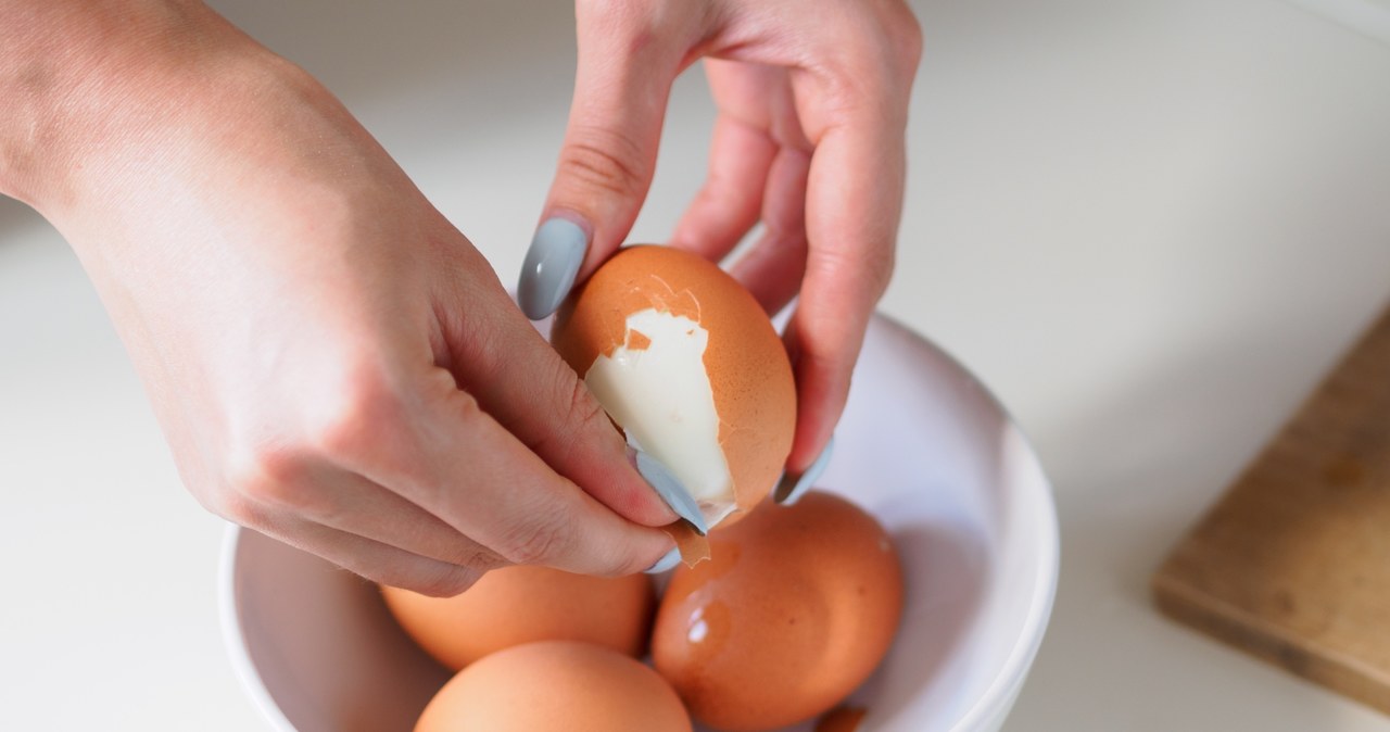 Obieranie jajek ze skorupki ułatwi dodanie cytryny do gotowania. /Pixel