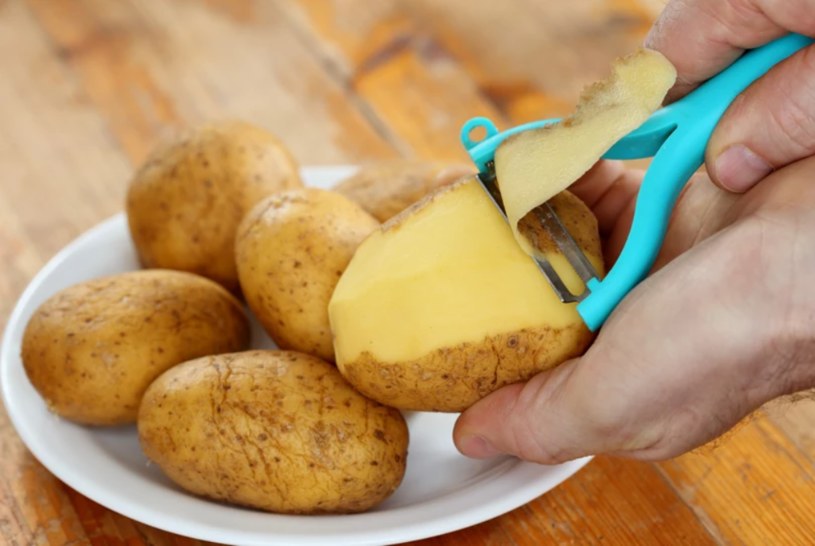 Obierki po ziemniakach można wykorzystać podczas gotowania rosołu /123rf.com /INTERIA.PL