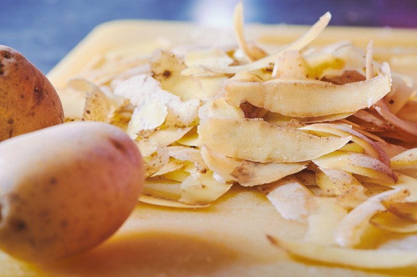 Obierki z ziemniaków mają wiele cennych składników. Zawierają m.in. witaminę C /123RF/PICSEL