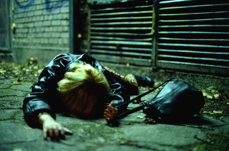 obieta przez 10 dni była przetrzymywana w mieszkaniu jednego z podejrzanych; gdy uciekła, trafiła do szpitala i mimo kilku operacji zmarła /Maciej Czajkowski /PAP