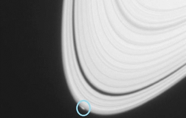Obiiekt w zewnętrznej części pierścienia Saturna /NASA
