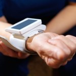 Objaw, który pojawia się zazwyczaj wieczorem. Dlaczego wtedy zaczyna "skakać" ciśnienie?