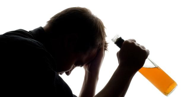 Objawem męskiej depresji jest sięganie po alkohol i inne używki. /&copy; Panthermedia