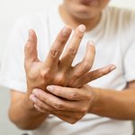 Objawy groźnej choroby, a może niedobór witaminy B12. Na co zwracać uwagę?