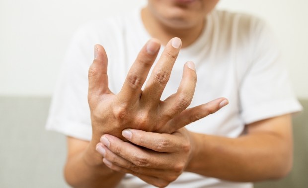 Objawy groźnej choroby, a może niedobór witaminy B12. Na co zwracać uwagę?