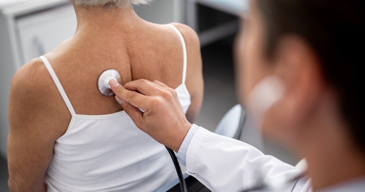 Os sintomas de pneumonia influenza incluem febre alta, tosse forte e cansada, dor no peito durante a respiração /123rf /foto