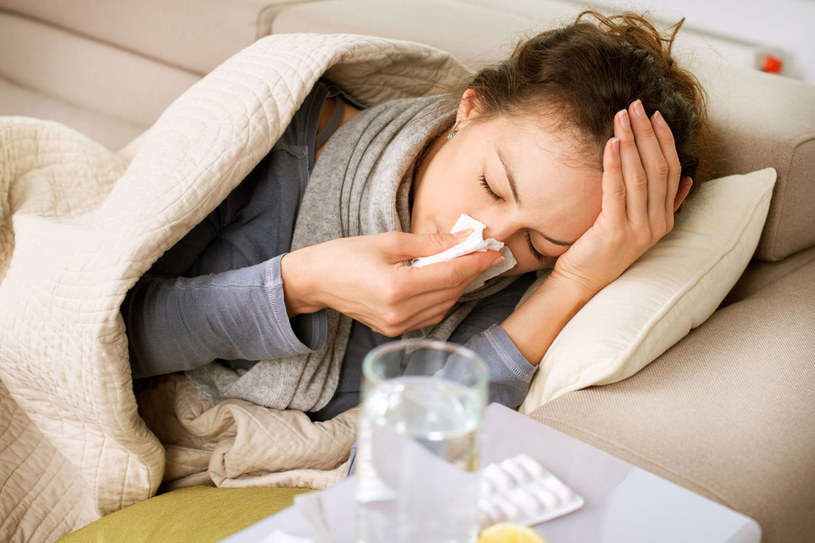 Objawy grypy to wysoka gorączka o nagłym początku, bóle głowy, mięśni i stawów. Kaszel jest zwykle suchy, a katar skąpy /123RF/PICSEL