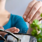 Objawy nadmiaru soli zauważysz na rękach. Szkodzi nerkom i tętnicom