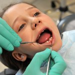 Objawy PIMS widoczne w jamie ustnej dziecka. Te symptomy powinny zaalarmować rodziców!