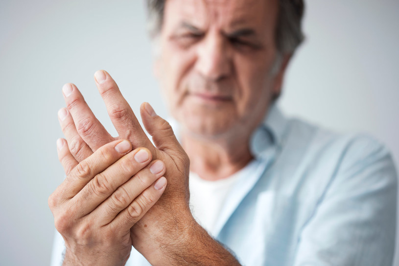 Objawy podagry (dny moczanowej) to przede wszystkim ból dużego palca - zazwyczaj w nocy lub bardzo wcześnie rano /123RF/PICSEL
