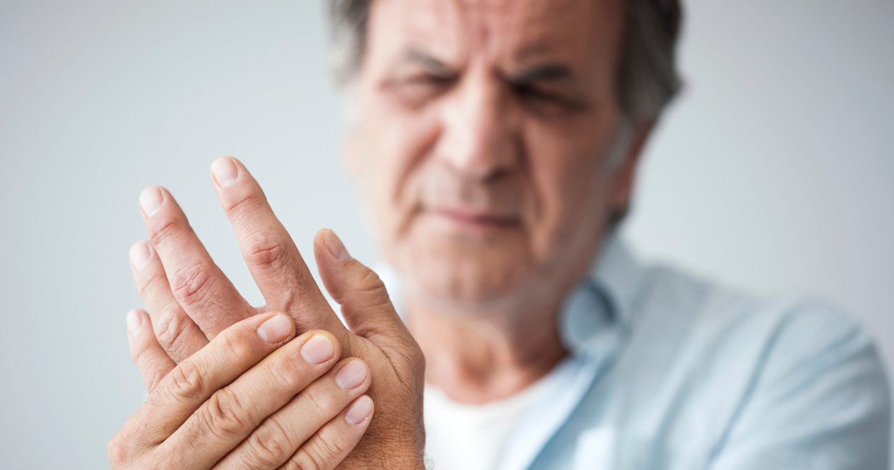 Objawy podagry (dny moczanowej) to przede wszystkim ból dużego palca - zazwyczaj w nocy lub bardzo wcześnie rano /123RF/PICSEL