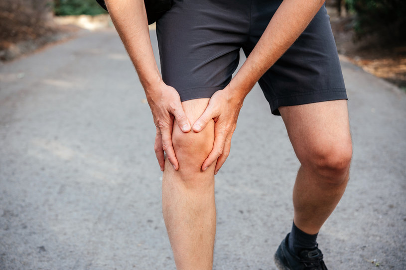 Objawy uszkodzenia łąkotki to ból kolana, zablokowanie kolana, trzaski i przeskakiwani /123RF/PICSEL