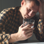 Objawy zatrucia organizmu alkoholem. Nie tylko nudności i ból głowy